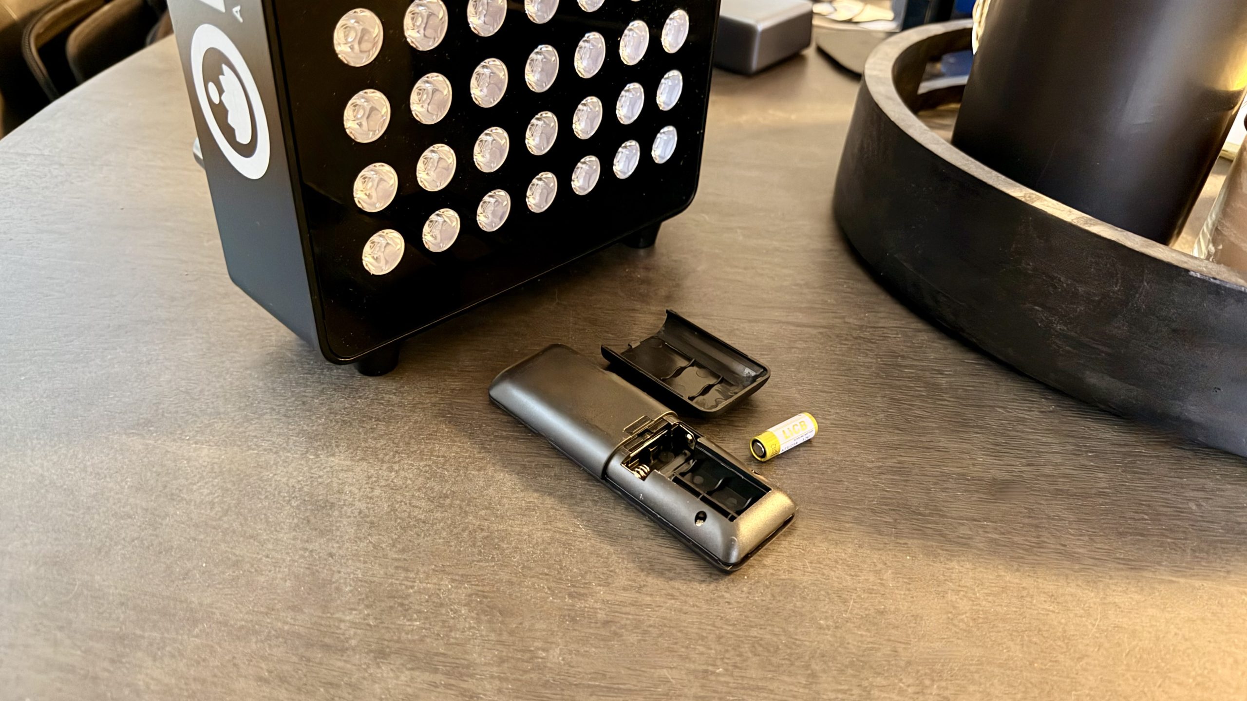 What batteries do Kivo remotes need?